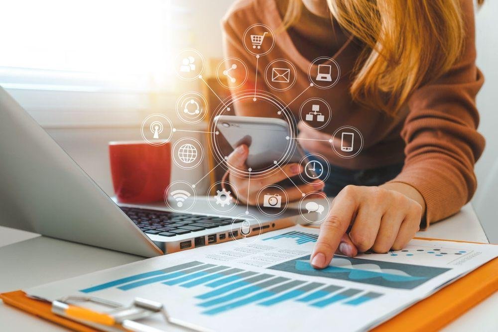 Website atau Media Sosial? Mana yang Lebih Penting untuk Bisnis di Tahun 2026